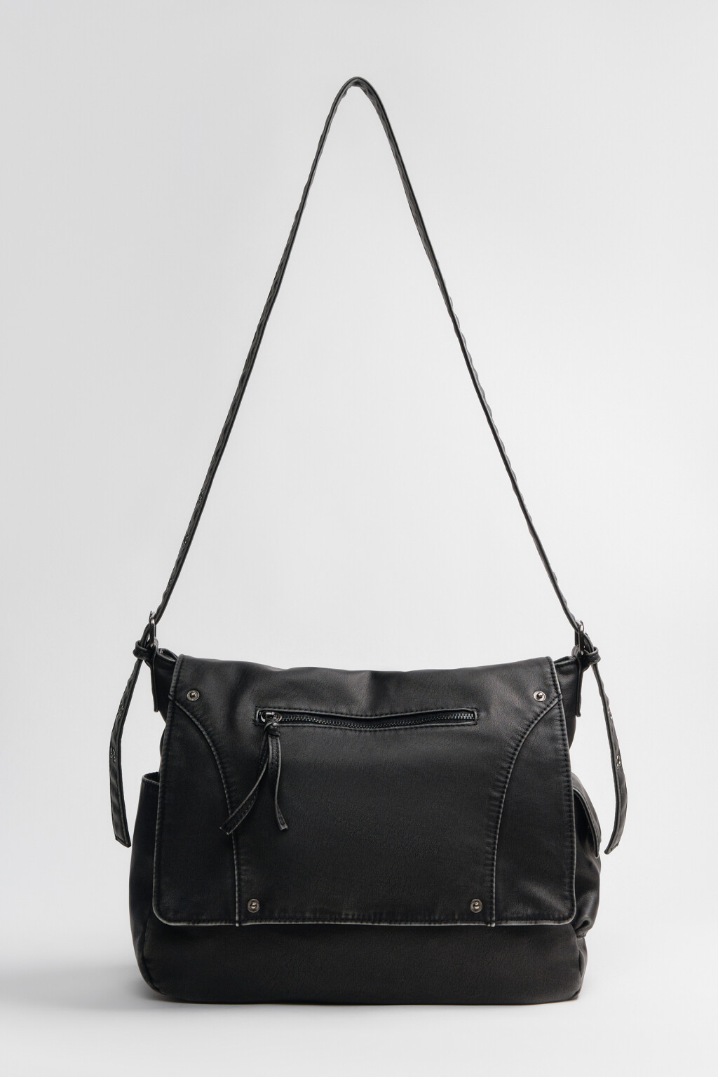 Сумка-кроссбоди с кожаной фактурой и заклепками - цвет черный - 4