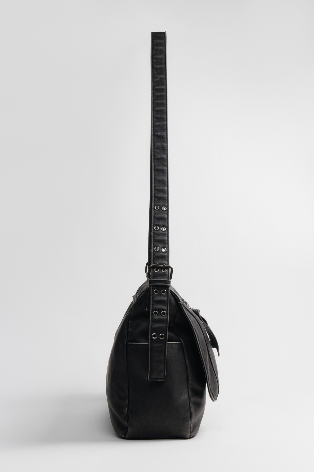 Сумка-кроссбоди с кожаной фактурой и заклепками - цвет черный - 6