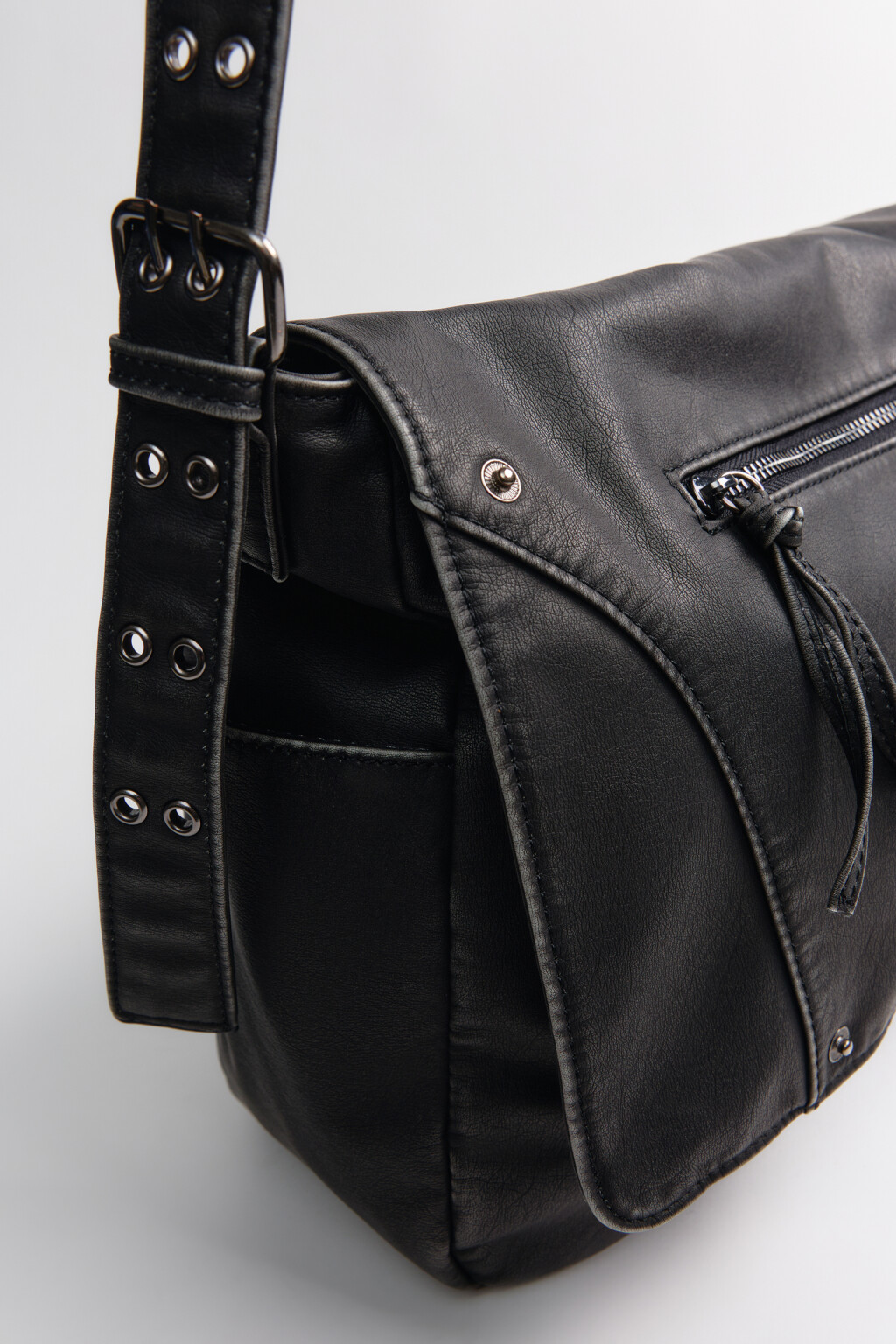 Сумка-кроссбоди с кожаной фактурой и заклепками - цвет черный - 7