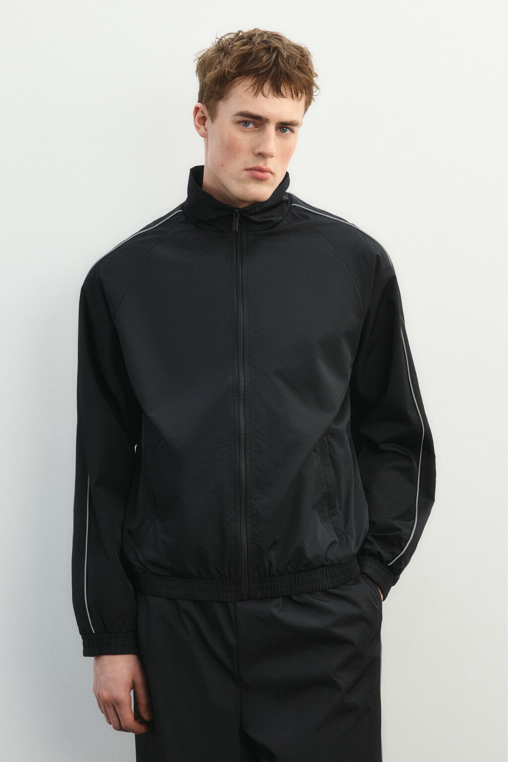 Куртка-ветровка спортивная с воротником-стойкой и лампасами - цвет черный - 3