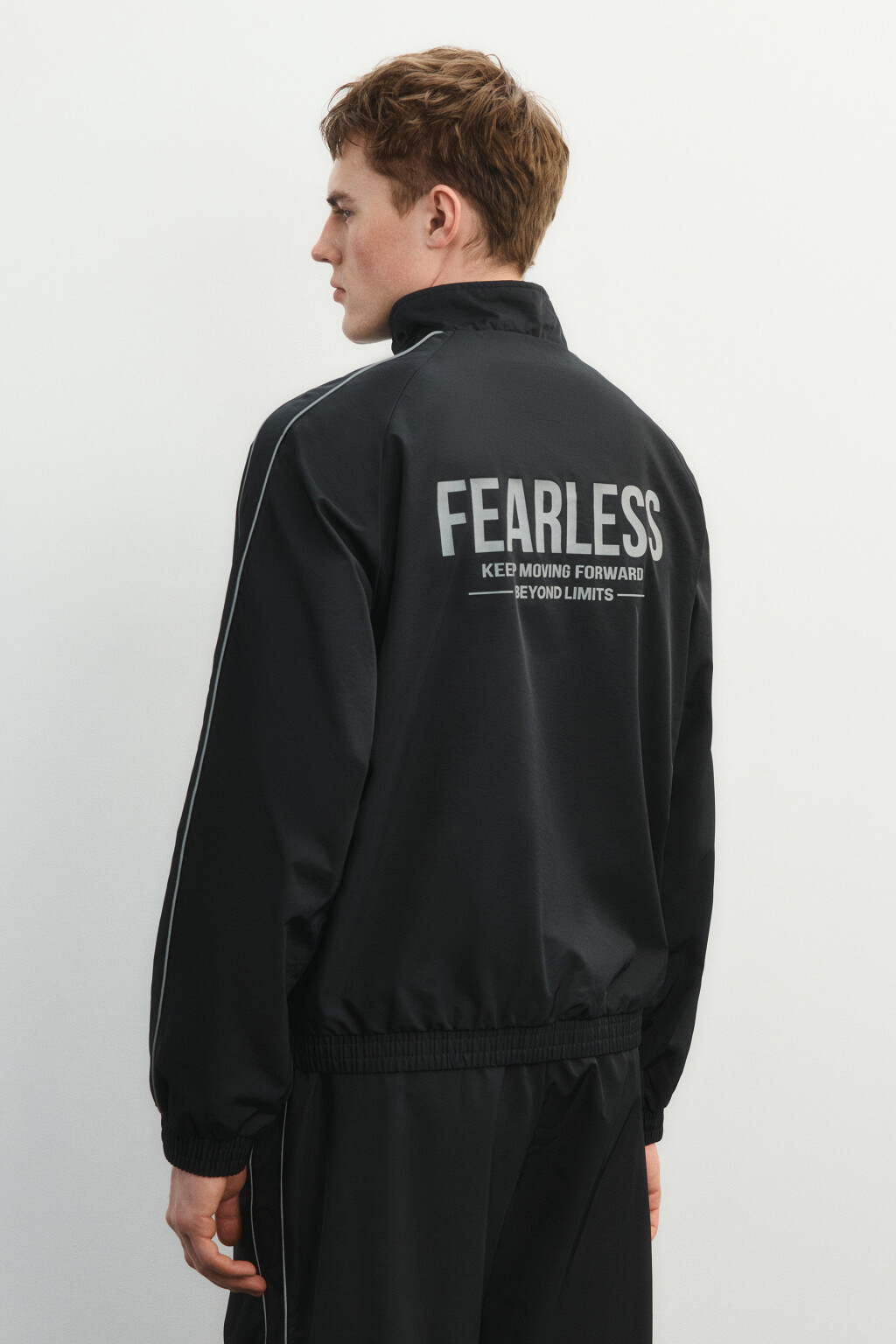 Куртка-ветровка спортивная с воротником-стойкой и лампасами - цвет черный - 4