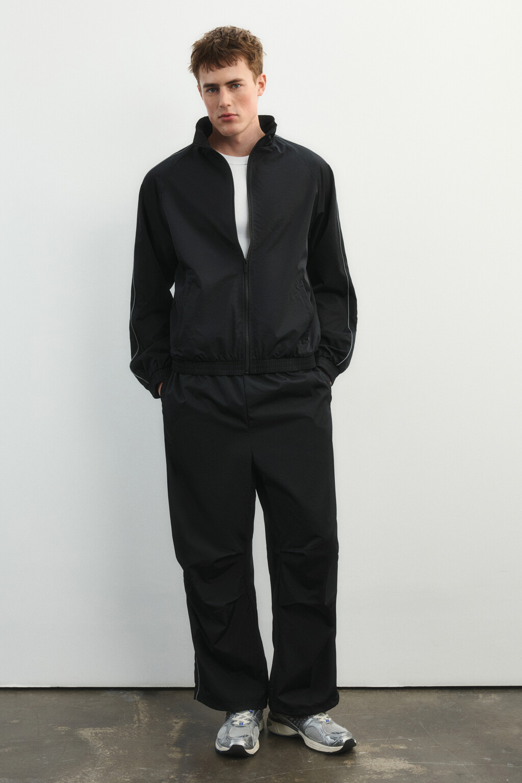 Куртка-ветровка спортивная с воротником-стойкой и лампасами - цвет черный - 5