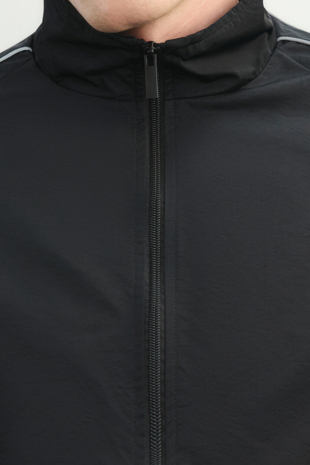 Куртка-ветровка спортивная с воротником-стойкой и лампасами - цвет черный - 6