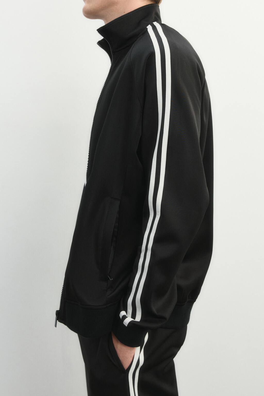 Куртка-олимпийка спортивная с лампасами - цвет черный - 2