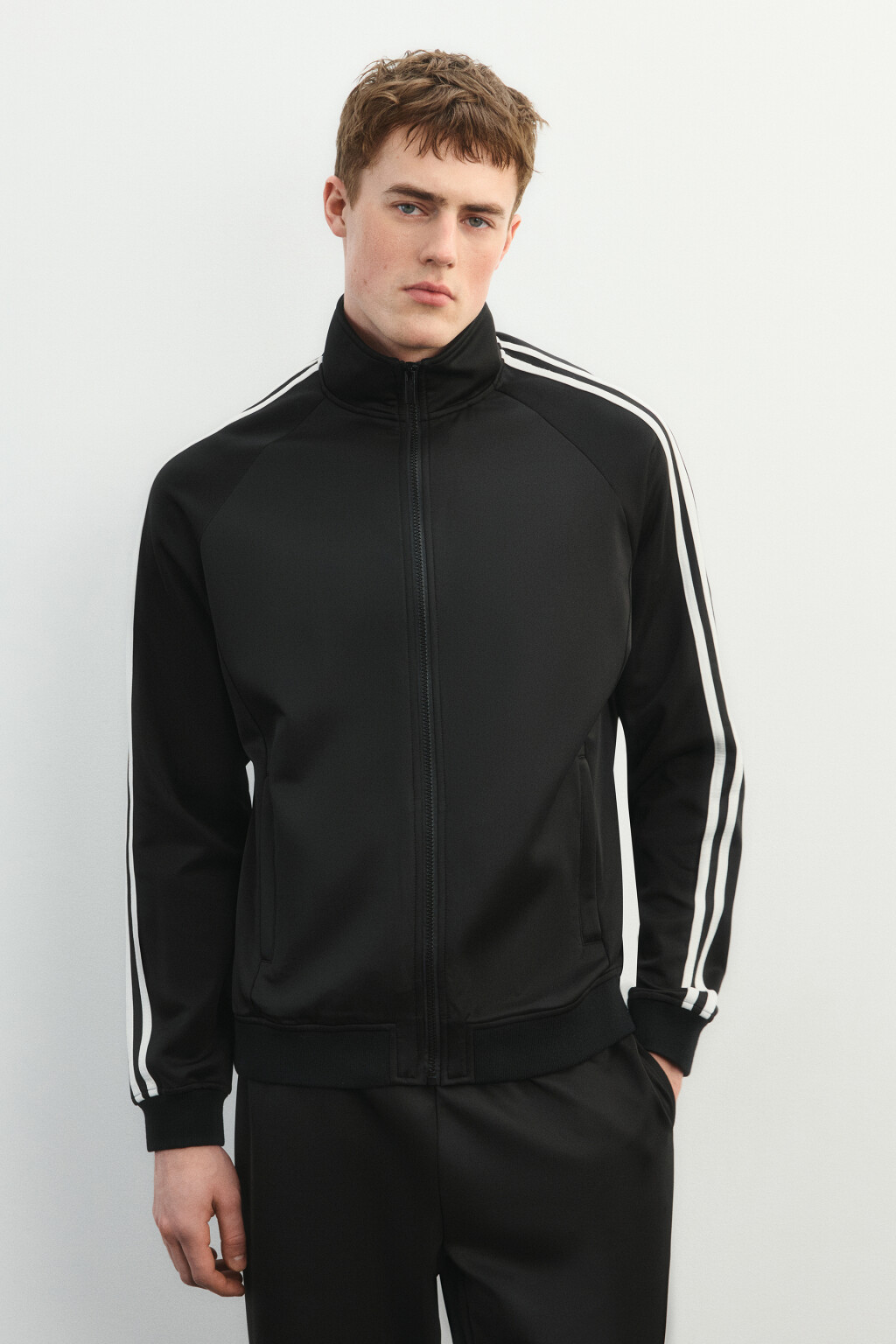 Куртка-олимпийка спортивная с лампасами - цвет черный - 3