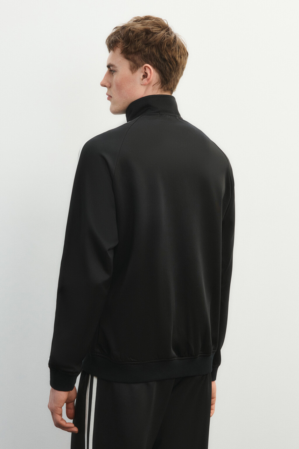 Куртка-олимпийка спортивная с лампасами - цвет черный - 4