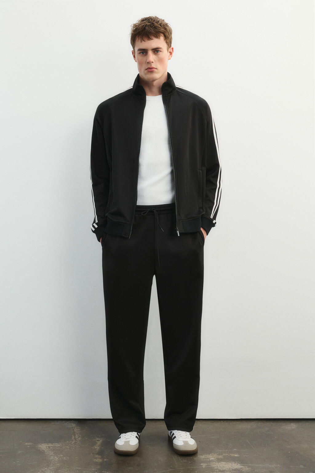 Куртка-олимпийка спортивная с лампасами - цвет черный - 5