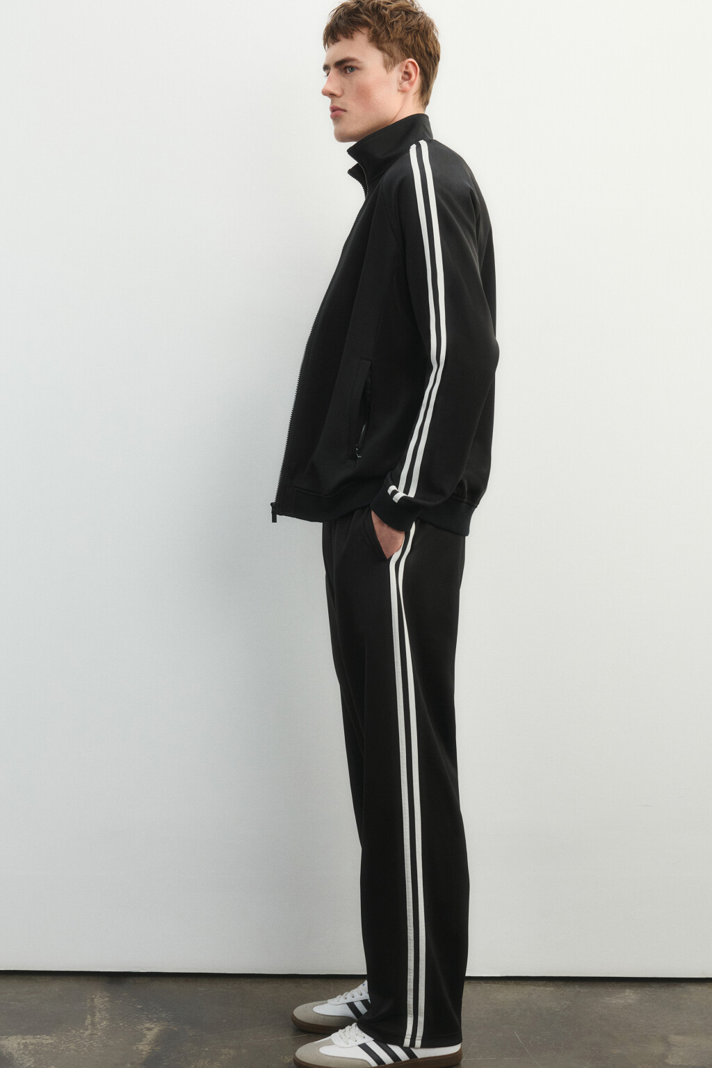 Брюки спортивные на завязках с низкой посадкой и лампасами - цвет черный - 2