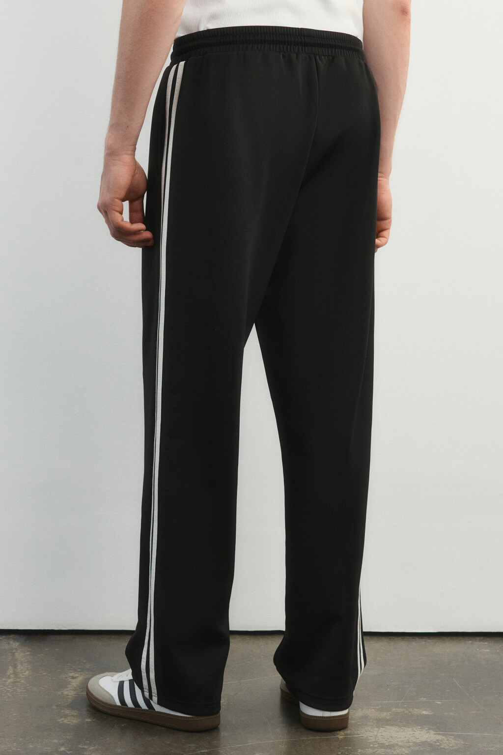 Брюки спортивные на завязках с низкой посадкой и лампасами - цвет черный - 4