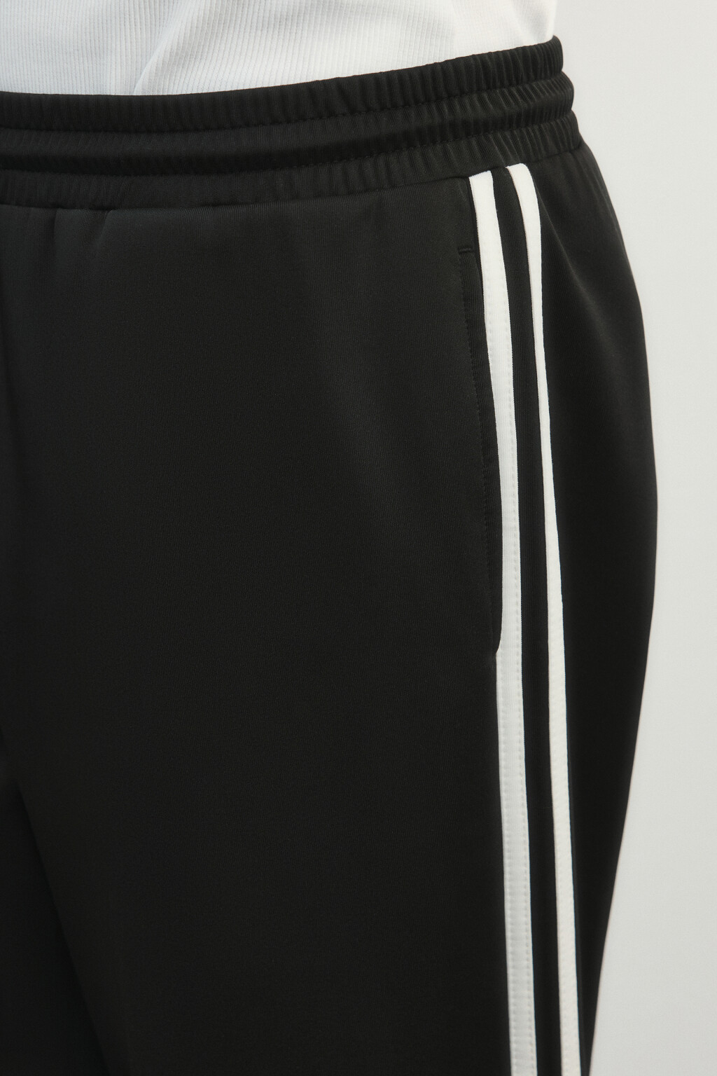 Брюки спортивные на завязках с низкой посадкой и лампасами - цвет черный - 7