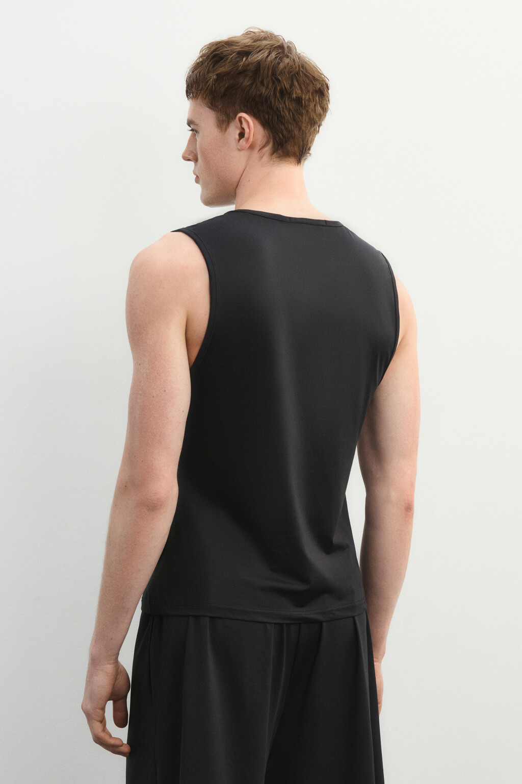 Майка-топ спортивная облегающая на широких бретелях - цвет черный - 3