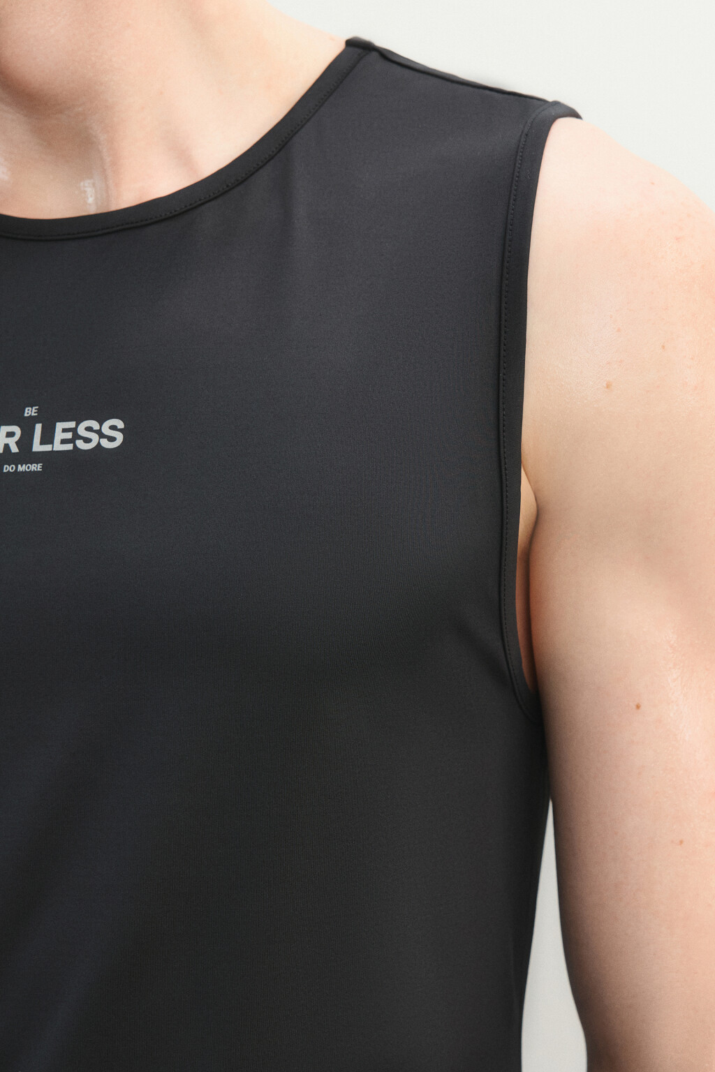 Майка-топ спортивная облегающая на широких бретелях - цвет черный - 6