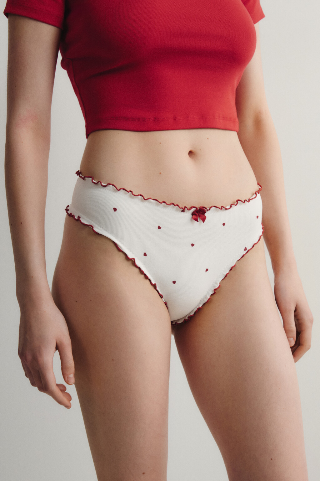 Трусы-стринги в рубчик с высокой посадкой и оборками - цвет красный - 2