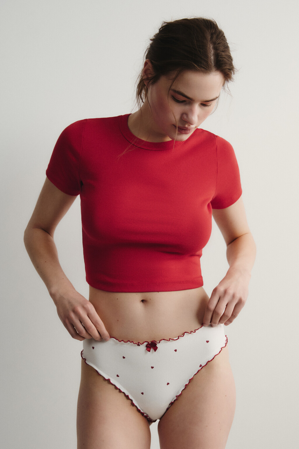 Трусы-стринги в рубчик с высокой посадкой и оборками - цвет красный - 4