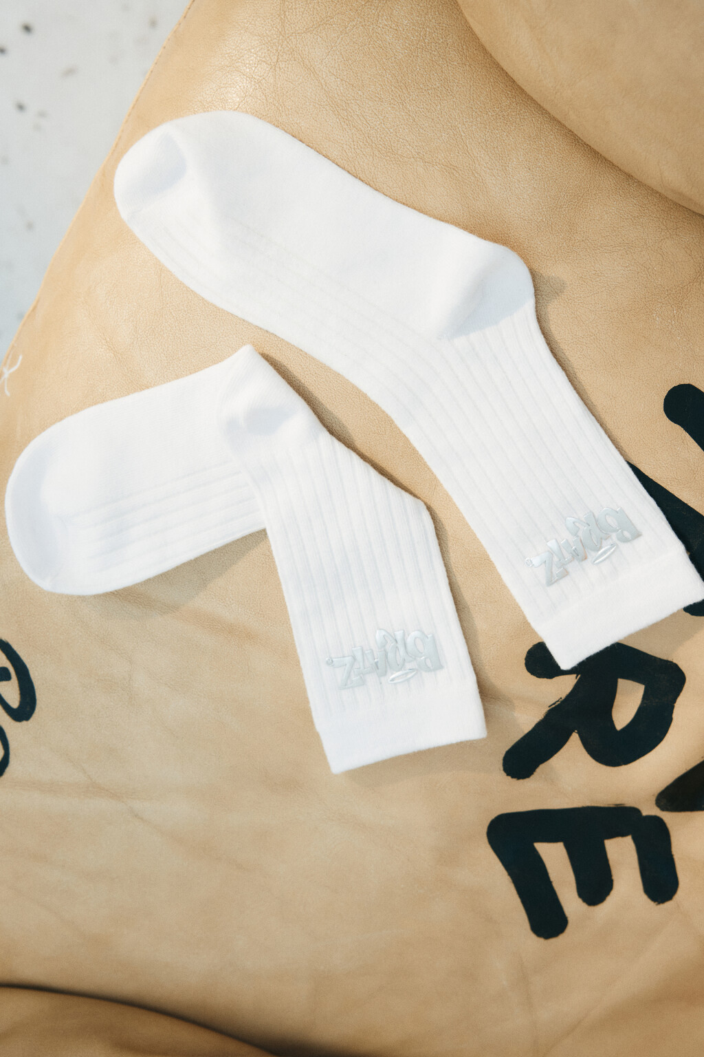 Носки высокие в рубчик с принтом - цвет белый - 1