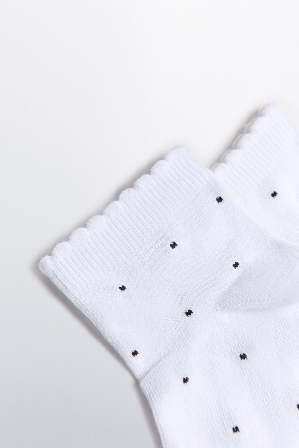 Носки короткие в горошек с оборками - цвет белый - 2