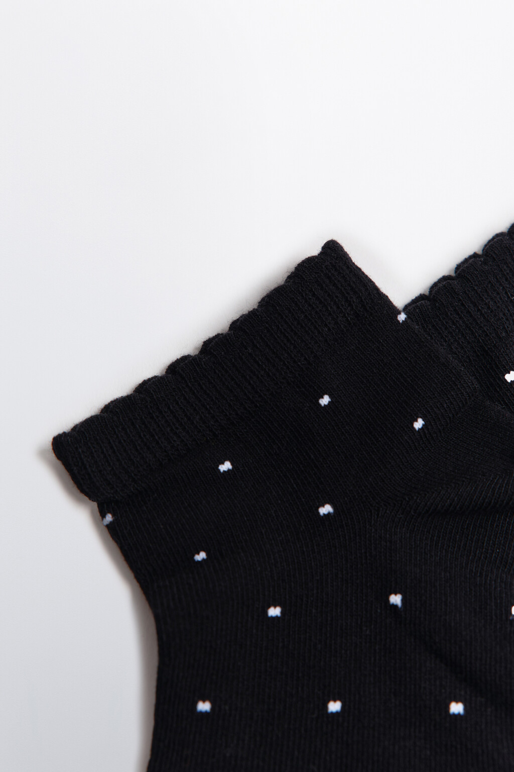 Носки короткие в горошек с оборками - цвет черный - 2