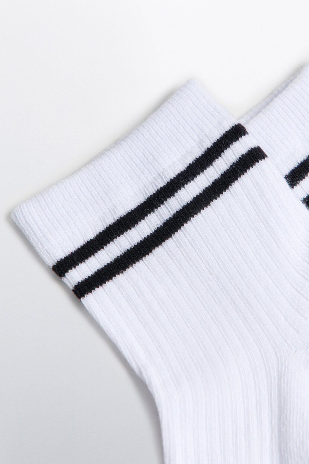 Носки высокие в рубчик с контрастными полосками - цвет белый - 2