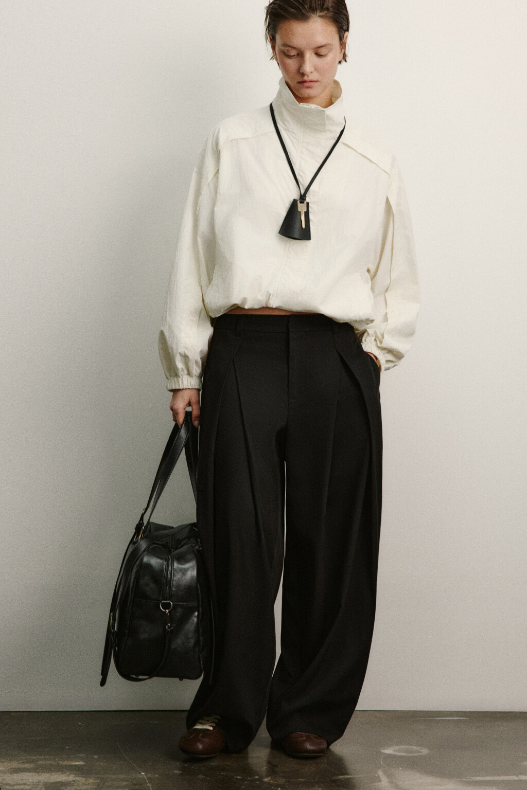 Брелок-ключница из искусственной кожи с декоративным ключом - цвет черный - 2