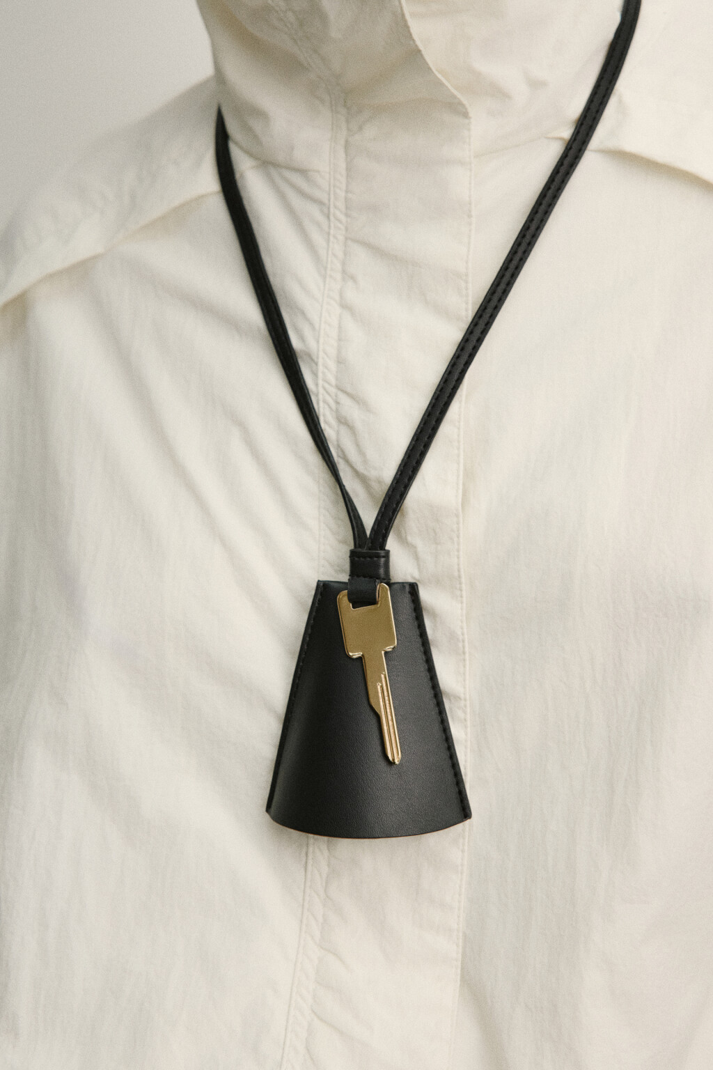 Брелок-ключница из искусственной кожи с декоративным ключом - цвет черный - 3