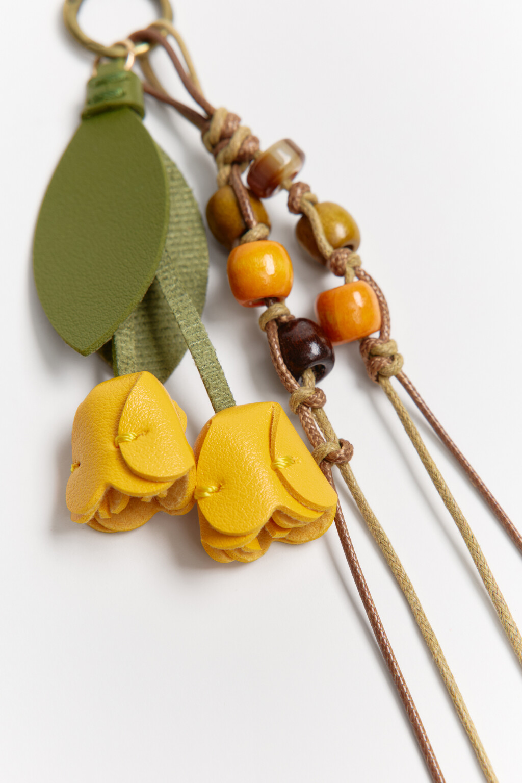 Брелок-обвес с цветами и деревянными бусинами - цвет черный - 2