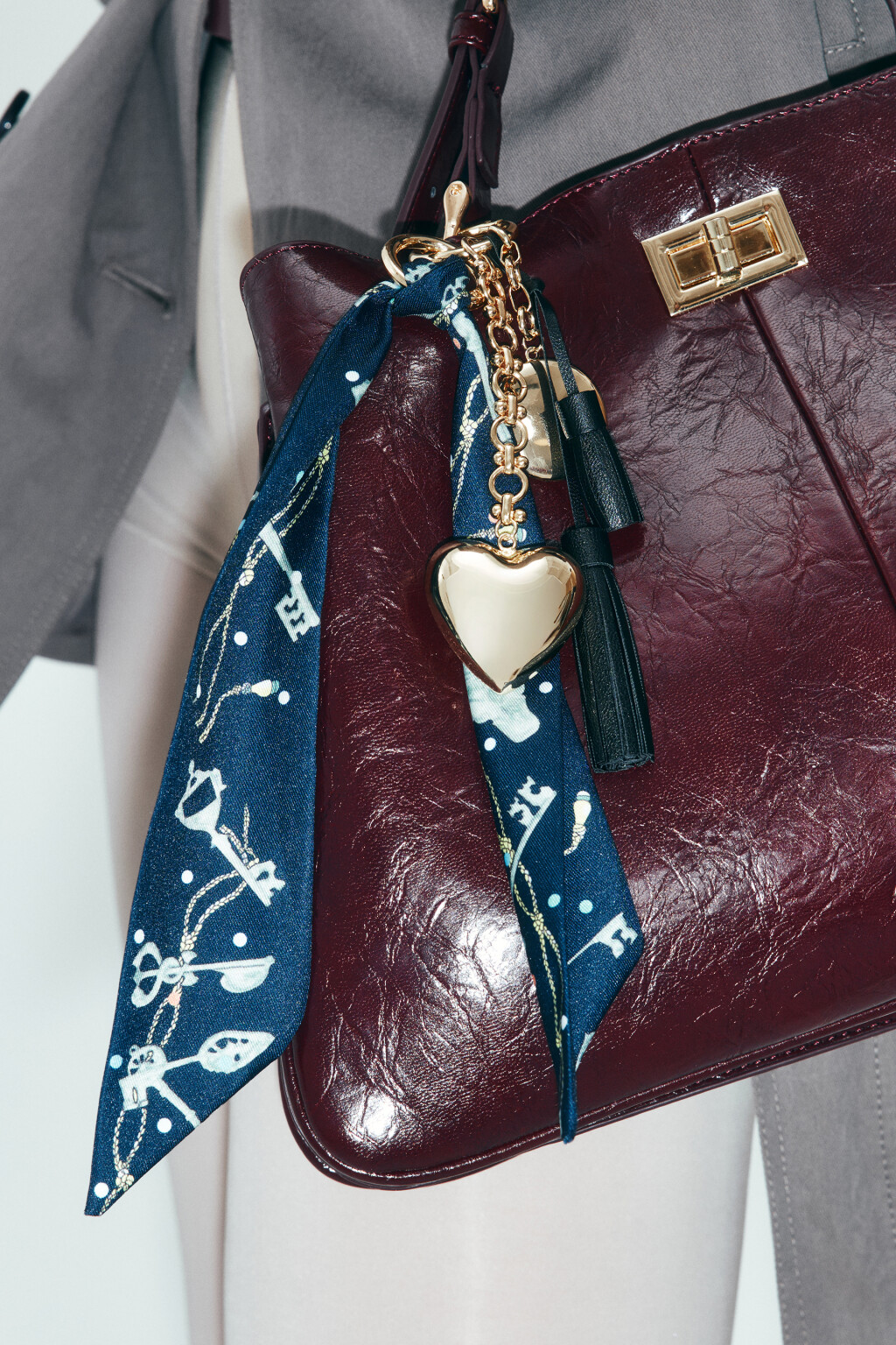 Брелок-обвес с лентой и сердечком - цвет черный - 1