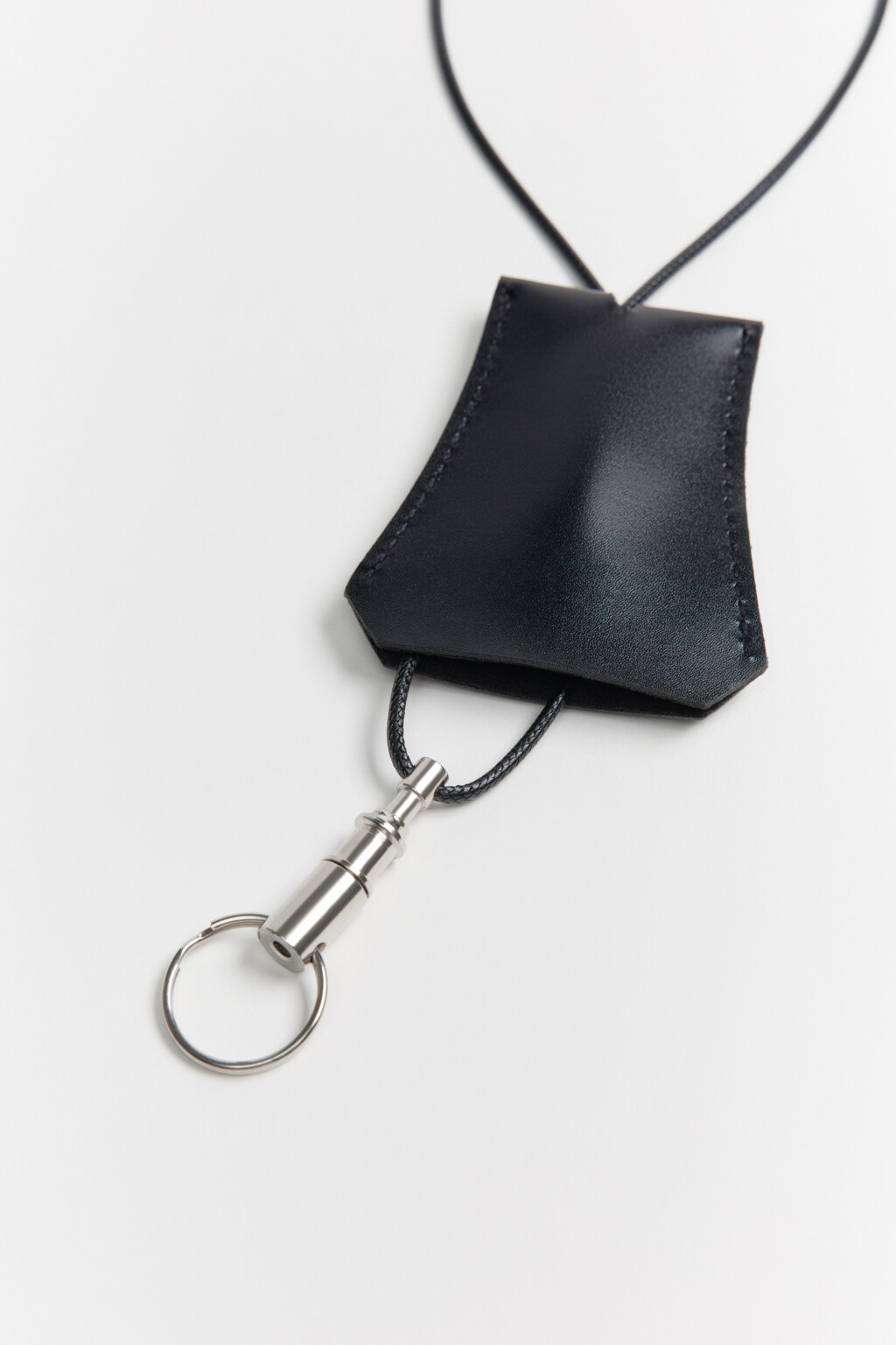 Брелок-ключница из искусственной кожи - цвет черный - 3