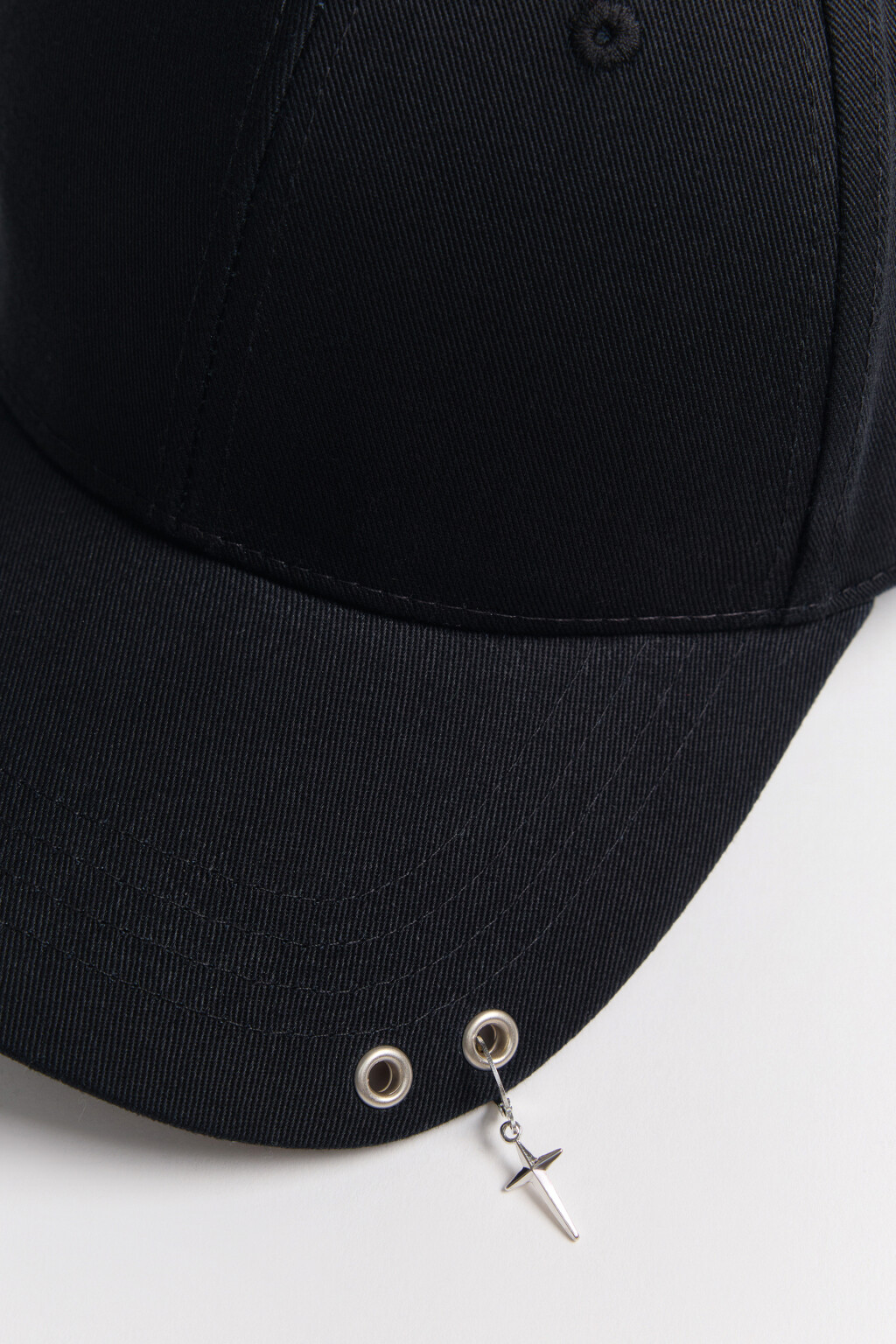 Бейсболка хлопковая с люверсами и подвеской - цвет черный - 3