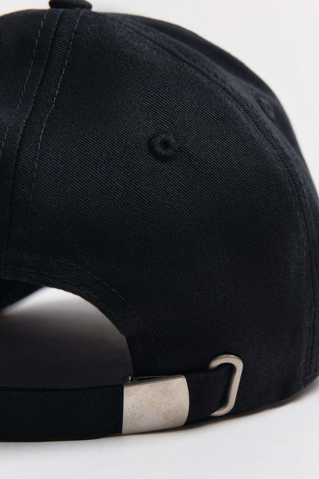 Бейсболка хлопковая с люверсами и подвеской - цвет черный - 4