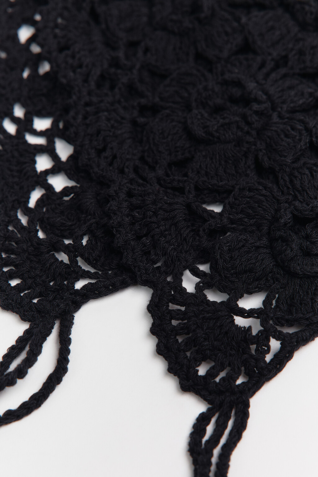 Шапка-чепчик вязаная кружевная - цвет черный - 3