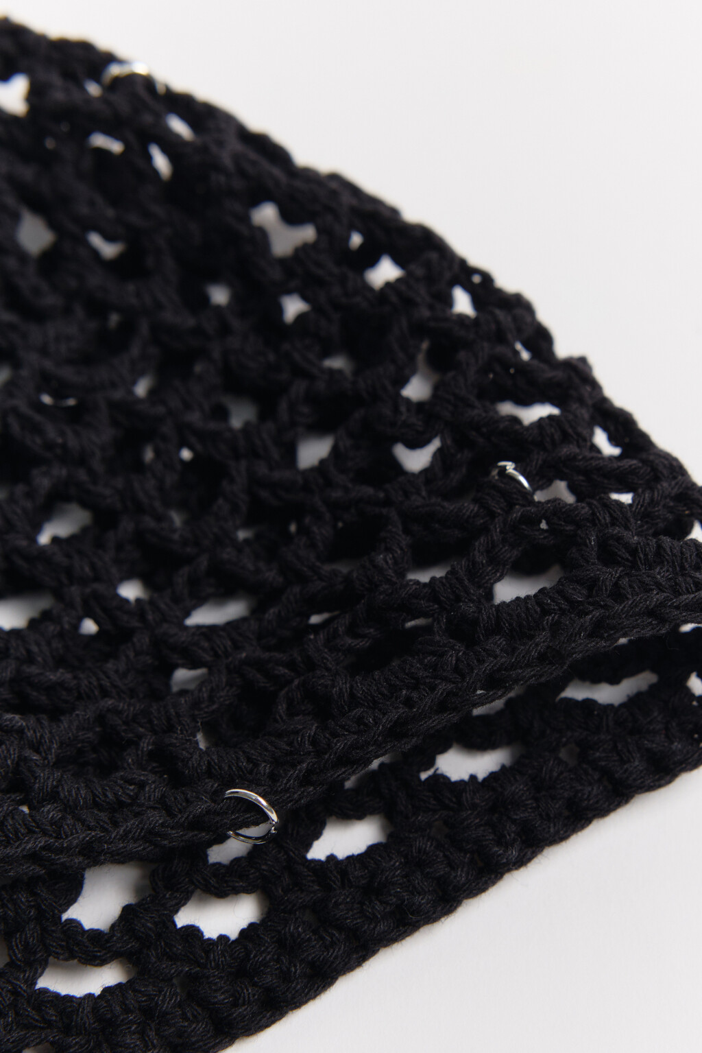 Шапка-бини вязаная ажурная с колечками - цвет черный - 2