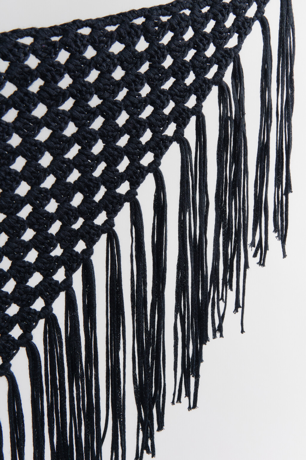 Косынка вязаная с бахромой - цвет черный - 2