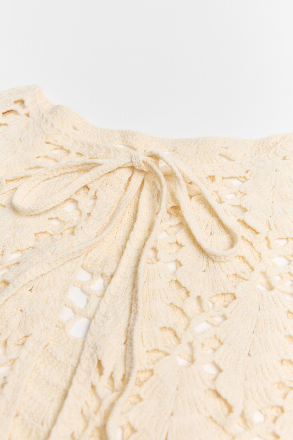 Кейп вязаный ажурный на завязках - цвет молочный - 2