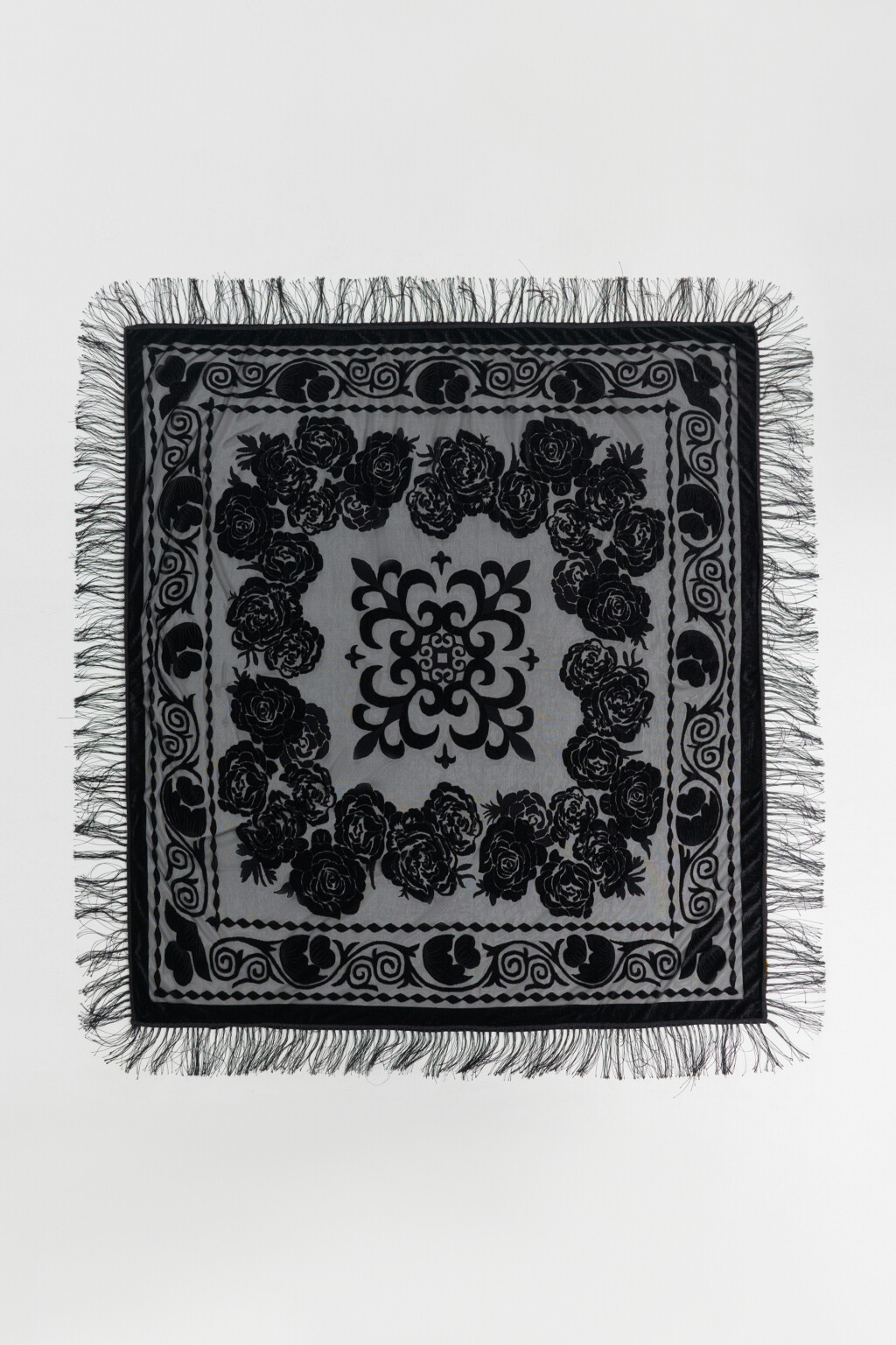 Платок с принтом и бахромой - цвет черный - 1