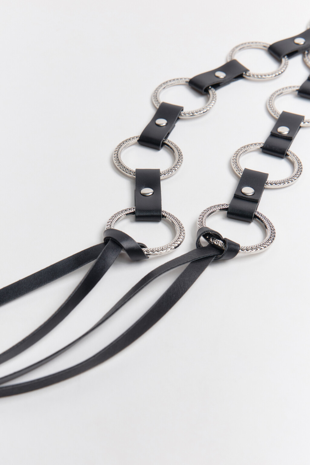 Пояс декоративный с кольцами и кожаной фактурой - цвет черный - 1