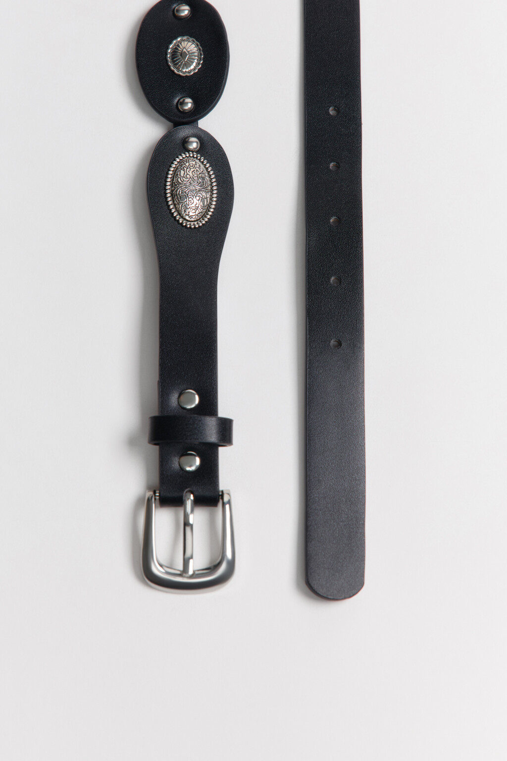 Ремень с кожаной фактурой и металлическим декором - цвет черный - 4
