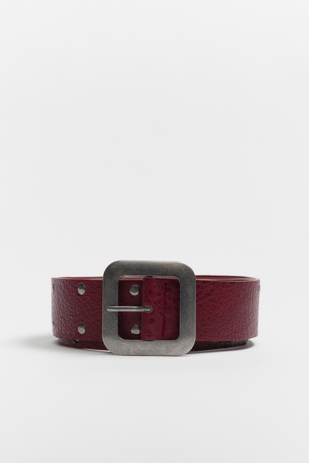 Ремень с кожаной фактурой и заклепками - цвет бордовый - 3