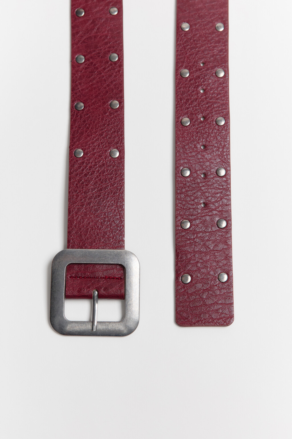 Ремень с кожаной фактурой и заклепками - цвет бордовый - 4