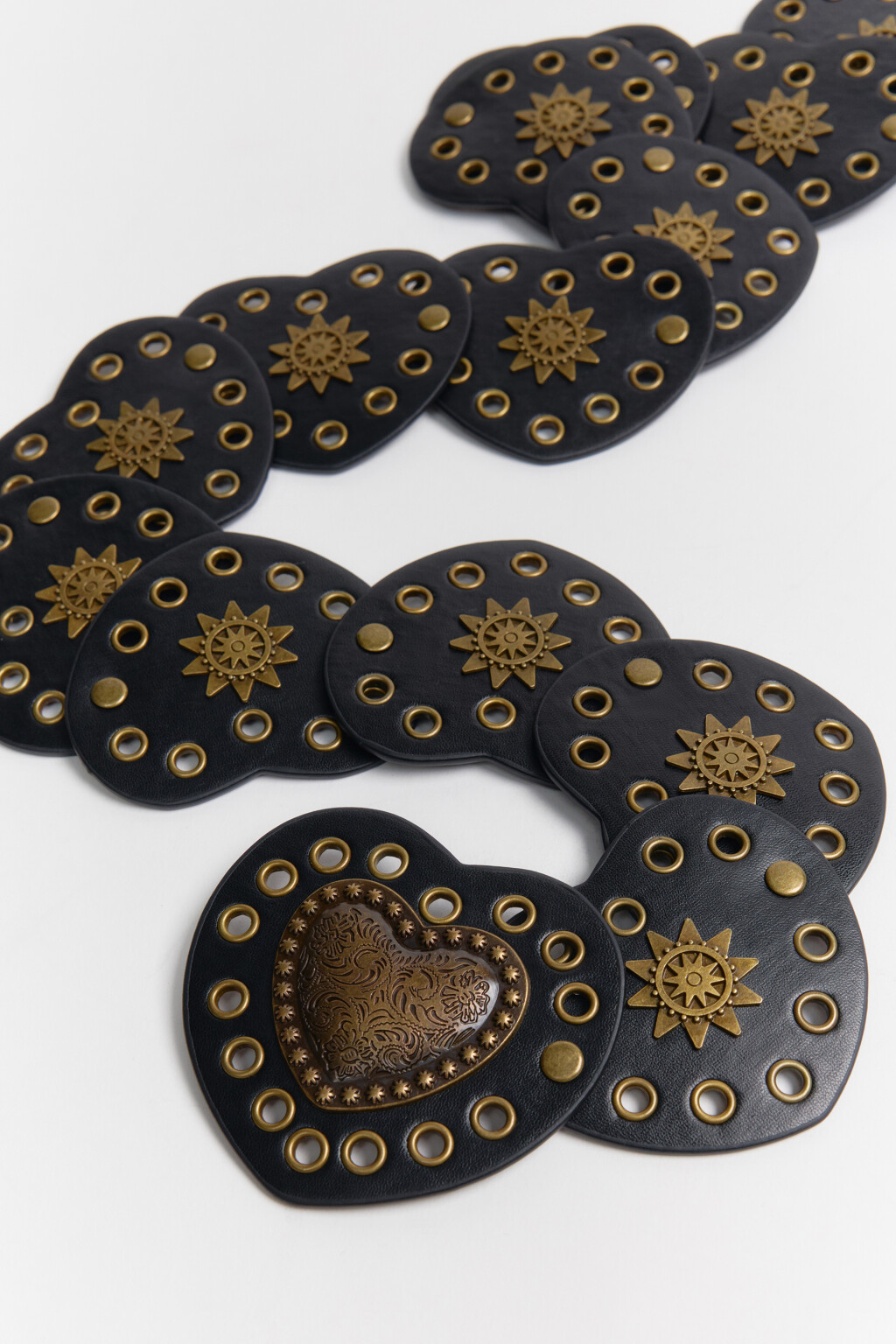 Ремень-пояс декоративный с кожаной фактурой и декором - цвет черный - 3