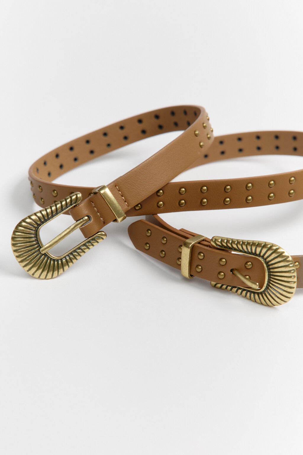 Ремень тонкий с кожаной фактурой и заклепками - цвет коричневый - 1