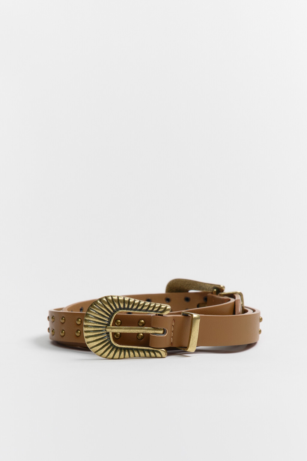 Ремень тонкий с кожаной фактурой и заклепками - цвет коричневый - 2