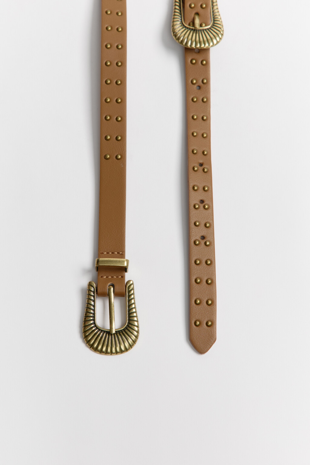 Ремень тонкий с кожаной фактурой и заклепками - цвет коричневый - 3