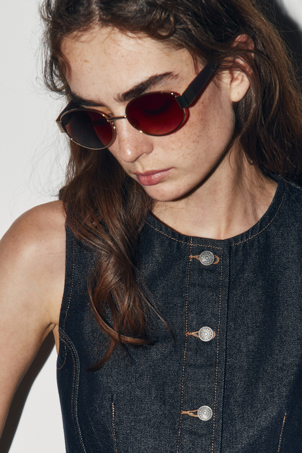 Очки солнцезащитные в тонкой овальной оправе - цвет коричневый - 2