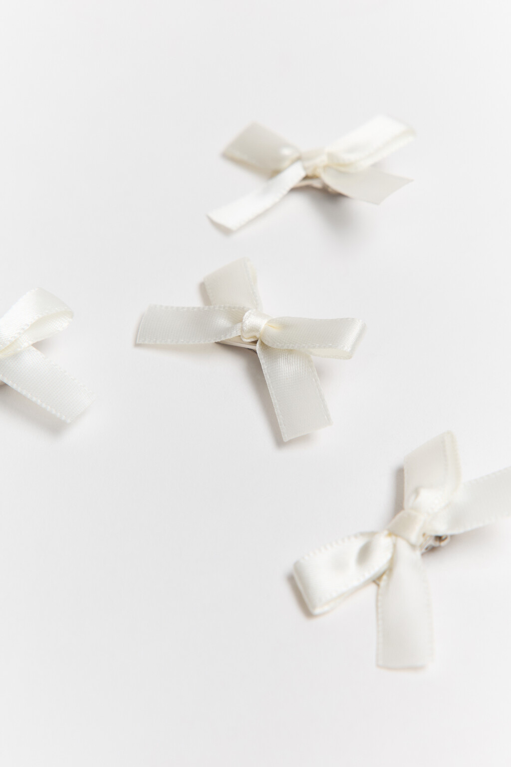 Набор заколок-зажимов для волос с бантиками (4 штуки) - цвет белый - 2