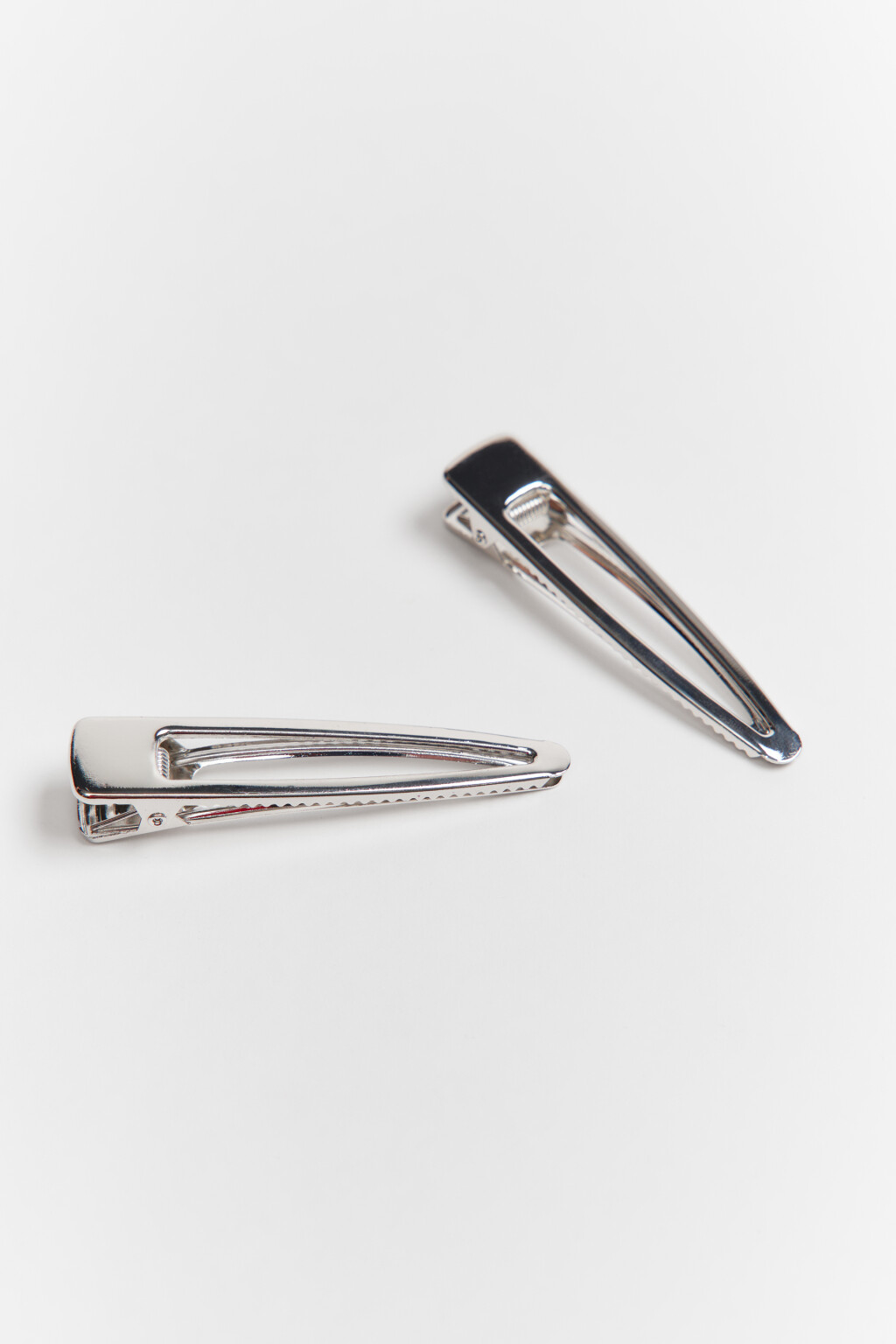 Набор заколок-зажимов для волос серебристых (2 штуки) - цвет серый - 1