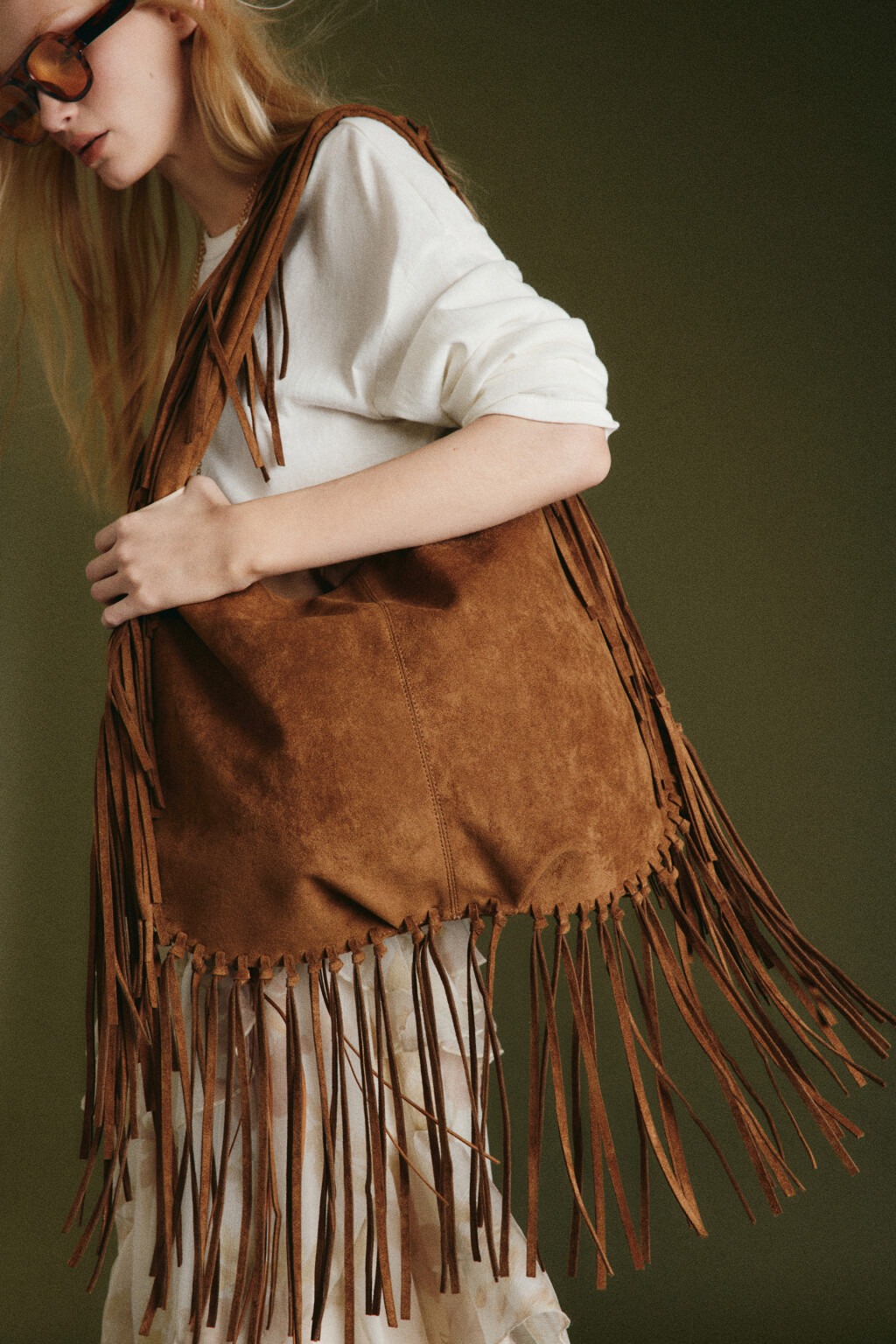 Сумка-тоут с замшевой фактурой и бахромой - цвет коричневый - 2