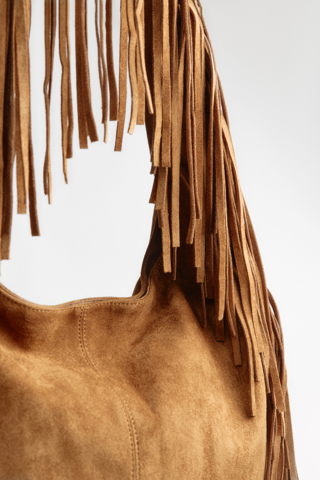 Сумка-тоут с замшевой фактурой и бахромой - цвет коричневый - 9