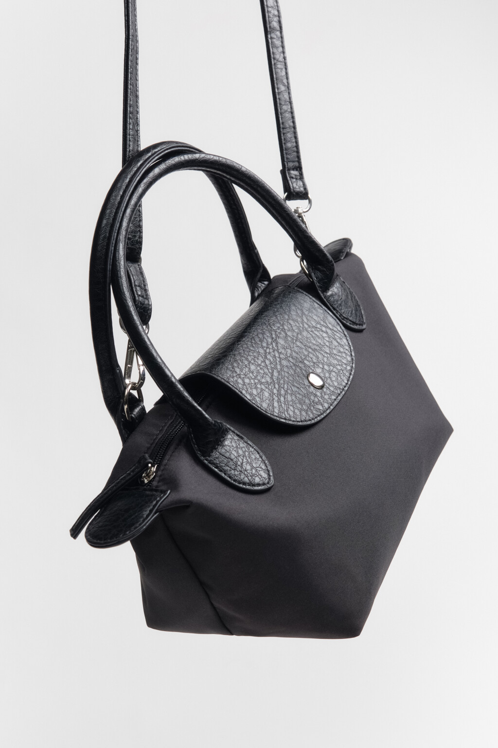 Сумка-кроссбоди текстильная с цветочным принтом - цвет черный - 2