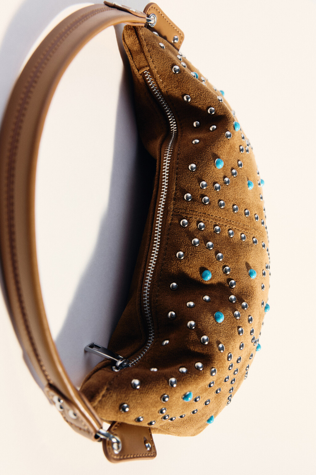 Сумка-кроссбоди с замшевой фактурой и заклепками - цвет коричневый - 2