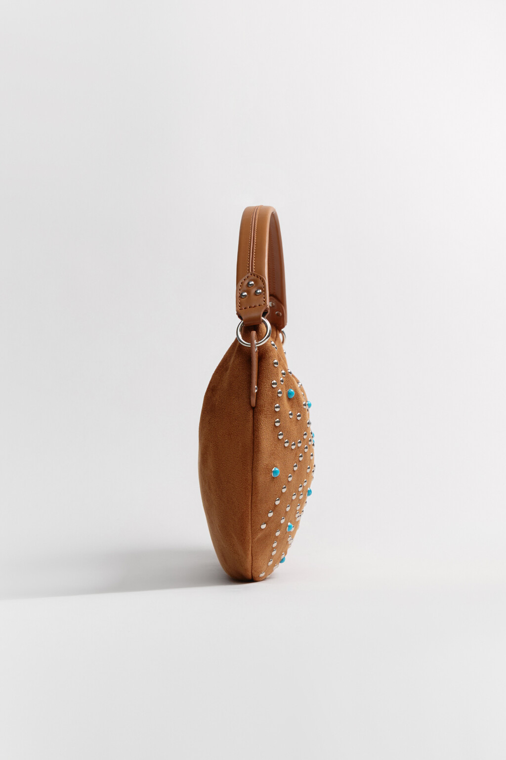 Сумка-кроссбоди с замшевой фактурой и заклепками - цвет коричневый - 6